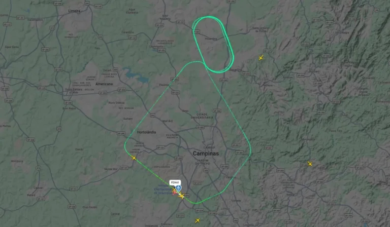 Avião de carga da FedEx no pátio de um aeroporto