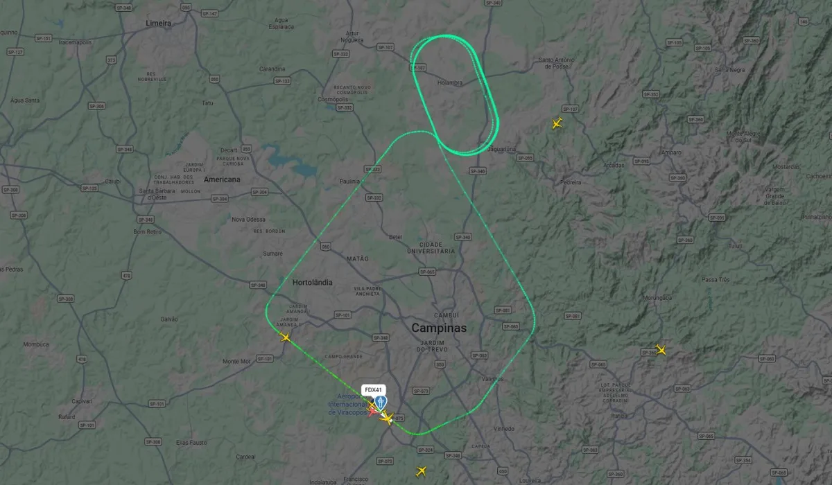 Avião de carga da FedEx no pátio de um aeroporto