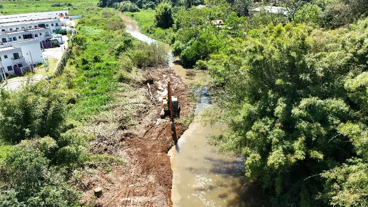 Agentes da Defesa Civil realizando monitoramento preventivo em área urbana de Cotia.