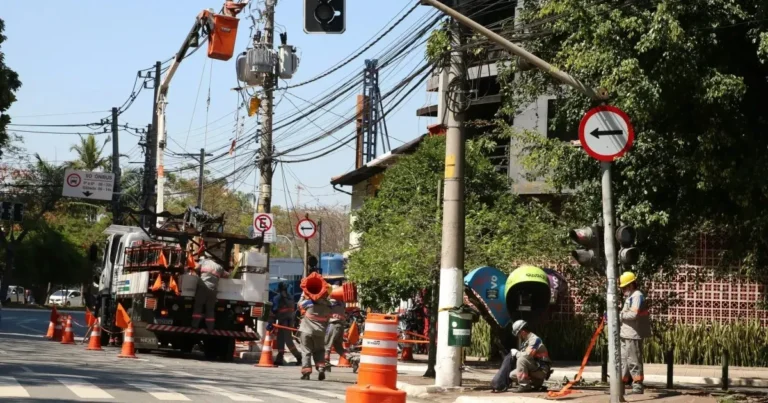 Eletricista da Enel realizando manutenção em rede elétrica de São Paulo.