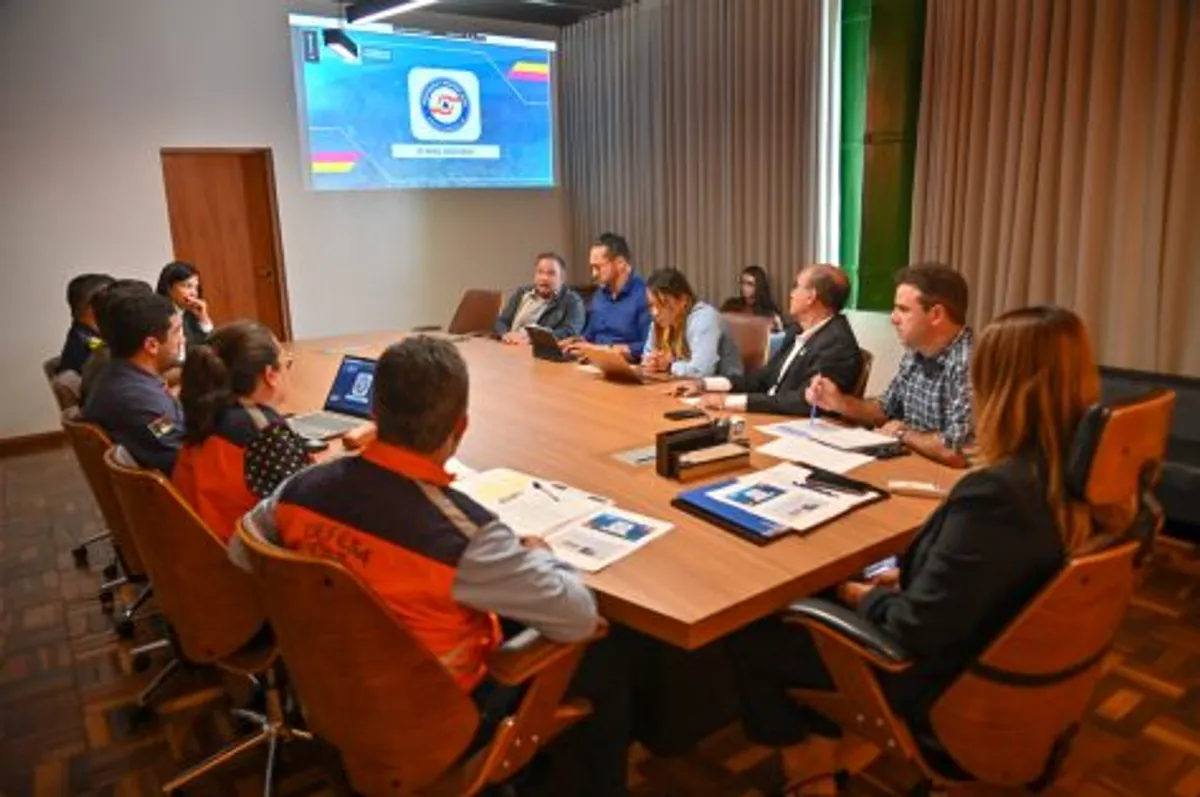 Membros do comitê de gerenciamento de crise reunidos para planejamento de ações preventivas contra eventos climáticos.