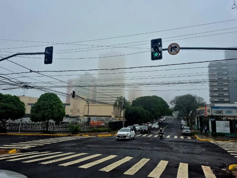 Rua de Campo Grande durante tempestade com chuva e vento forte