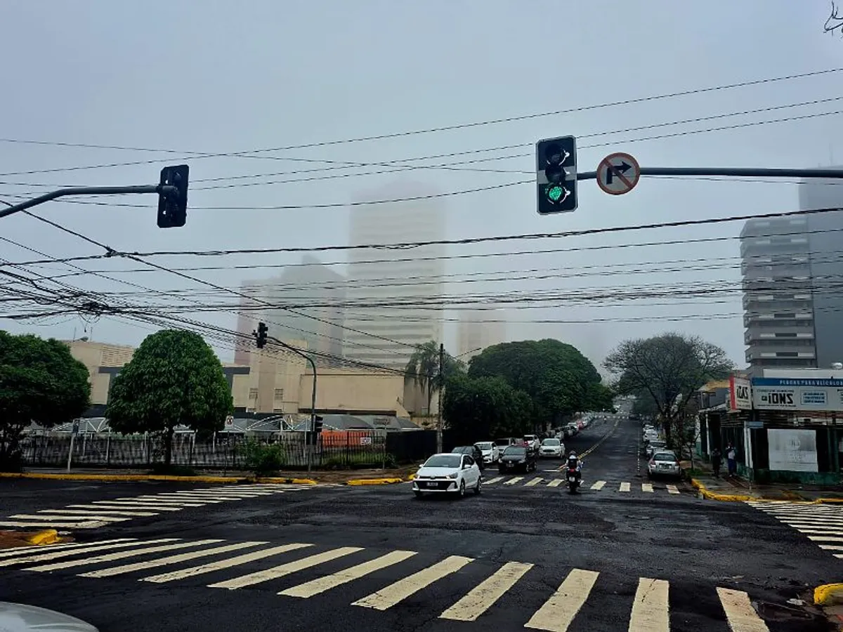 Rua de Campo Grande durante tempestade com chuva e vento forte