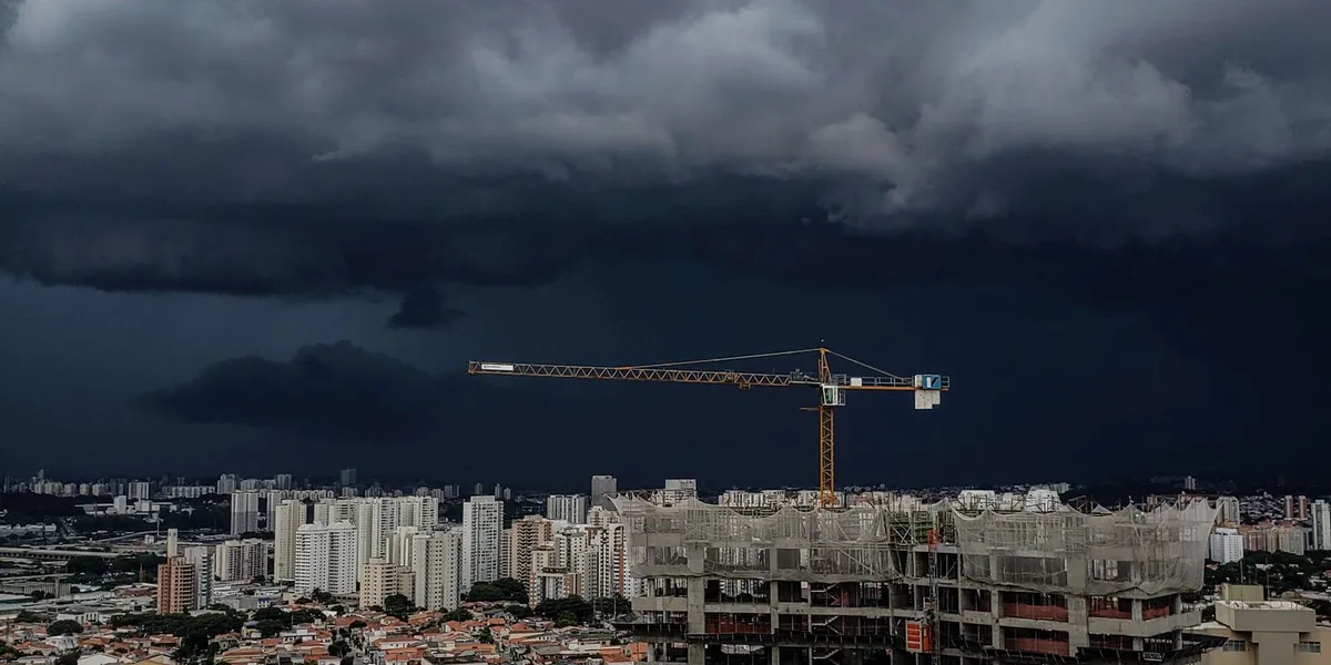 Chuvas intensas e alagamentos em ruas de São Paulo.