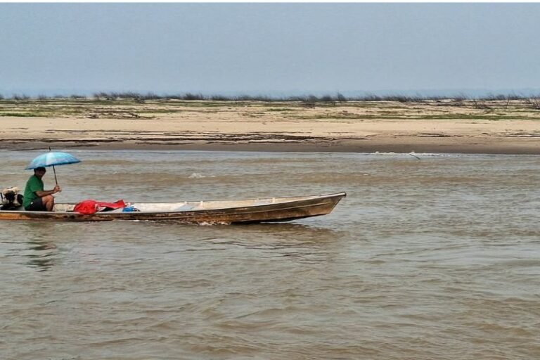 Rio com nível de água baixo e margens secas no Amazonas durante período de estiagem.