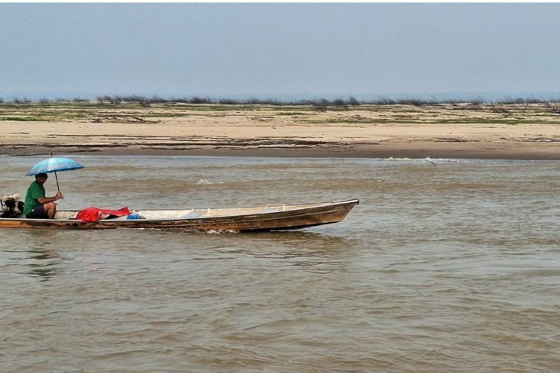 Rio com nível de água baixo e margens secas no Amazonas durante período de estiagem.