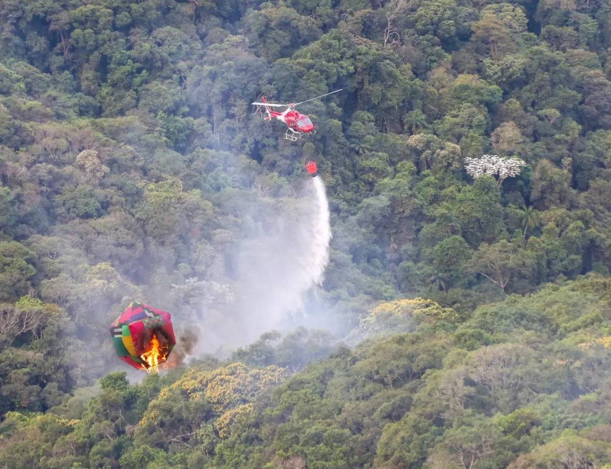 Bombeiros de São Paulo preparam equipamentos para combate a incêndios no Amazonas.