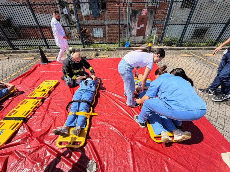 Equipes médicas participando de simulado de múltiplas vítimas no Hospital de Clínicas de São Bernardo.