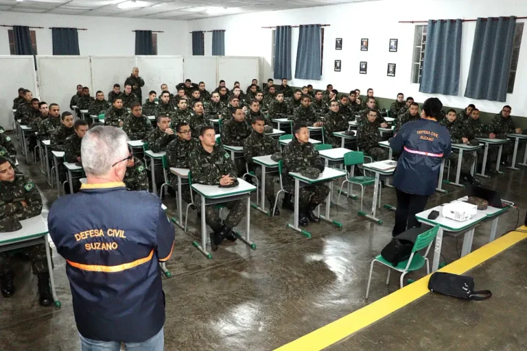 Integrantes da Defesa Civil de Suzano em treinamento de prevenção de emergências