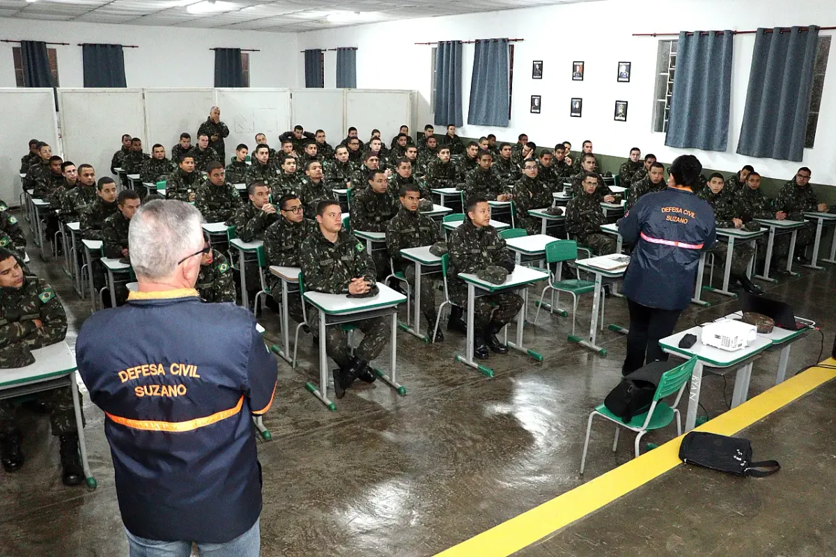 Integrantes da Defesa Civil de Suzano em treinamento de prevenção de emergências