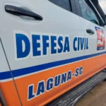 Profissionais da Defesa Civil de Laguna em reunião técnica para planejamento de segurança.