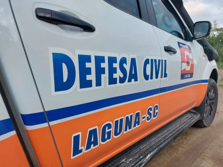 Profissionais da Defesa Civil de Laguna em reunião técnica para planejamento de segurança.