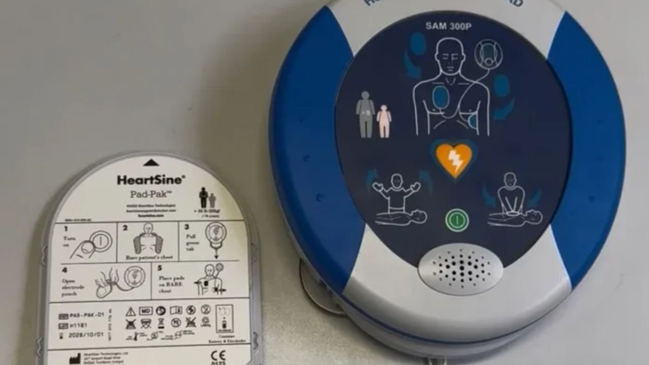 Desfibrilador externo automático instalado em uma parede do campus da UFPel.